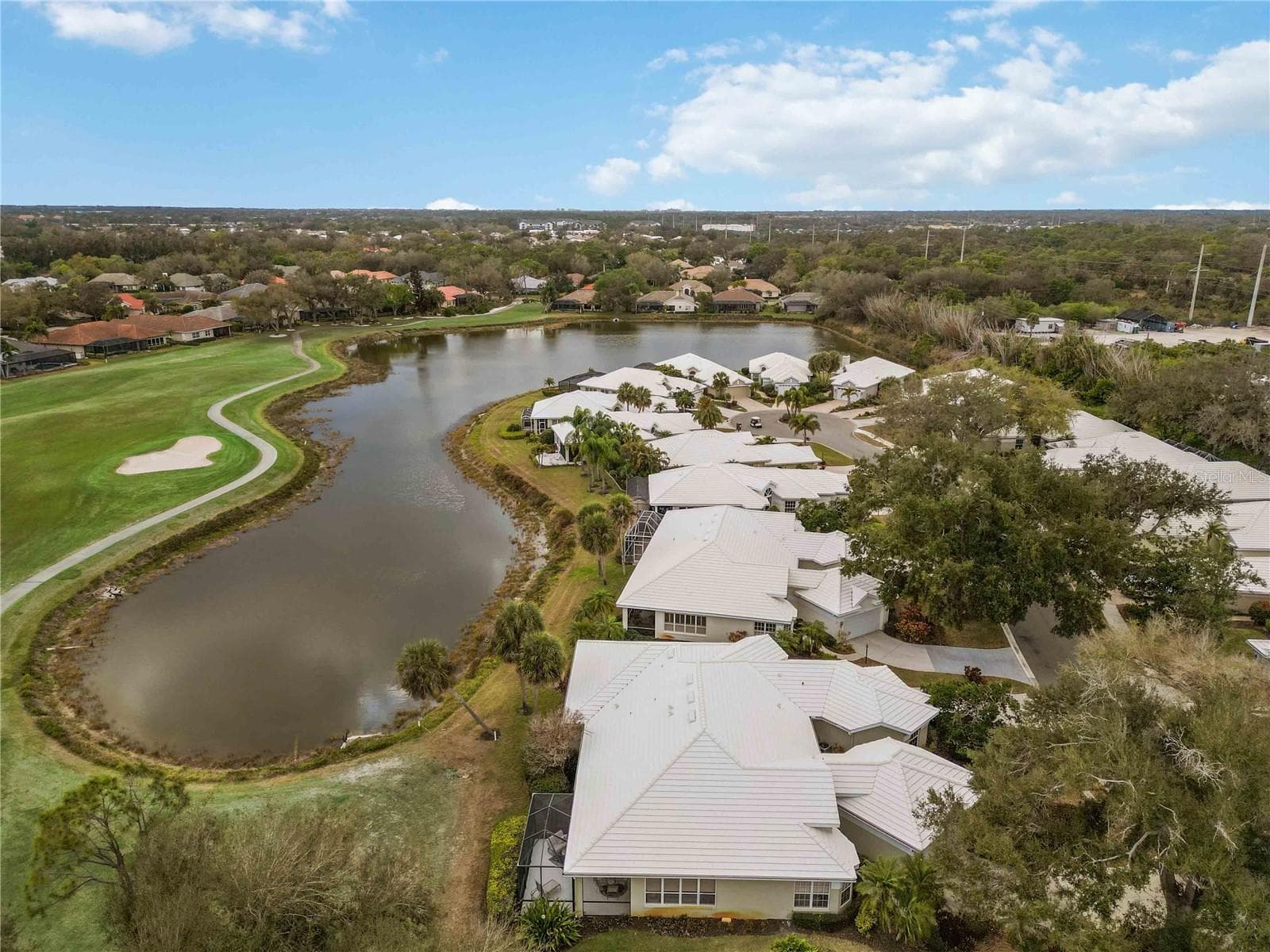 Beautiful Ponds, mature landscaping and a stunning private golf course - this home has a golf membership - 547 FALLBROOK DR, VENICE
