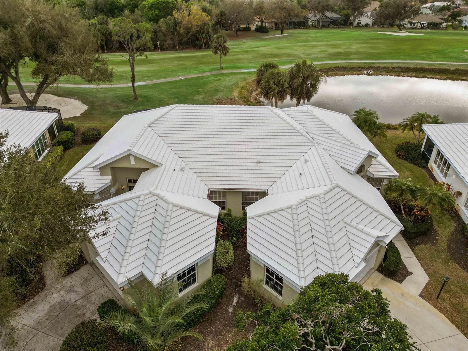 12th fairway - ponds, and mature landscaping for as far as you can see - 547 FALLBROOK DR, VENICE