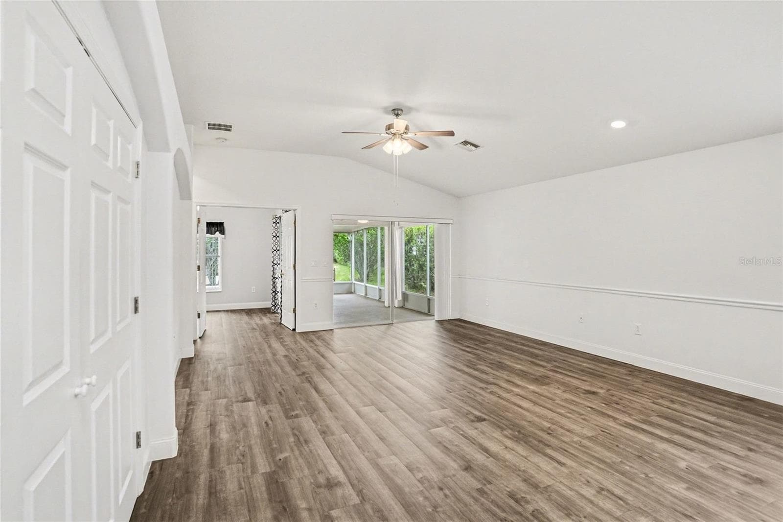 Single Family Residence at 9524 ROLLING CIR, SAN ANTONIO, photo 7 of 33