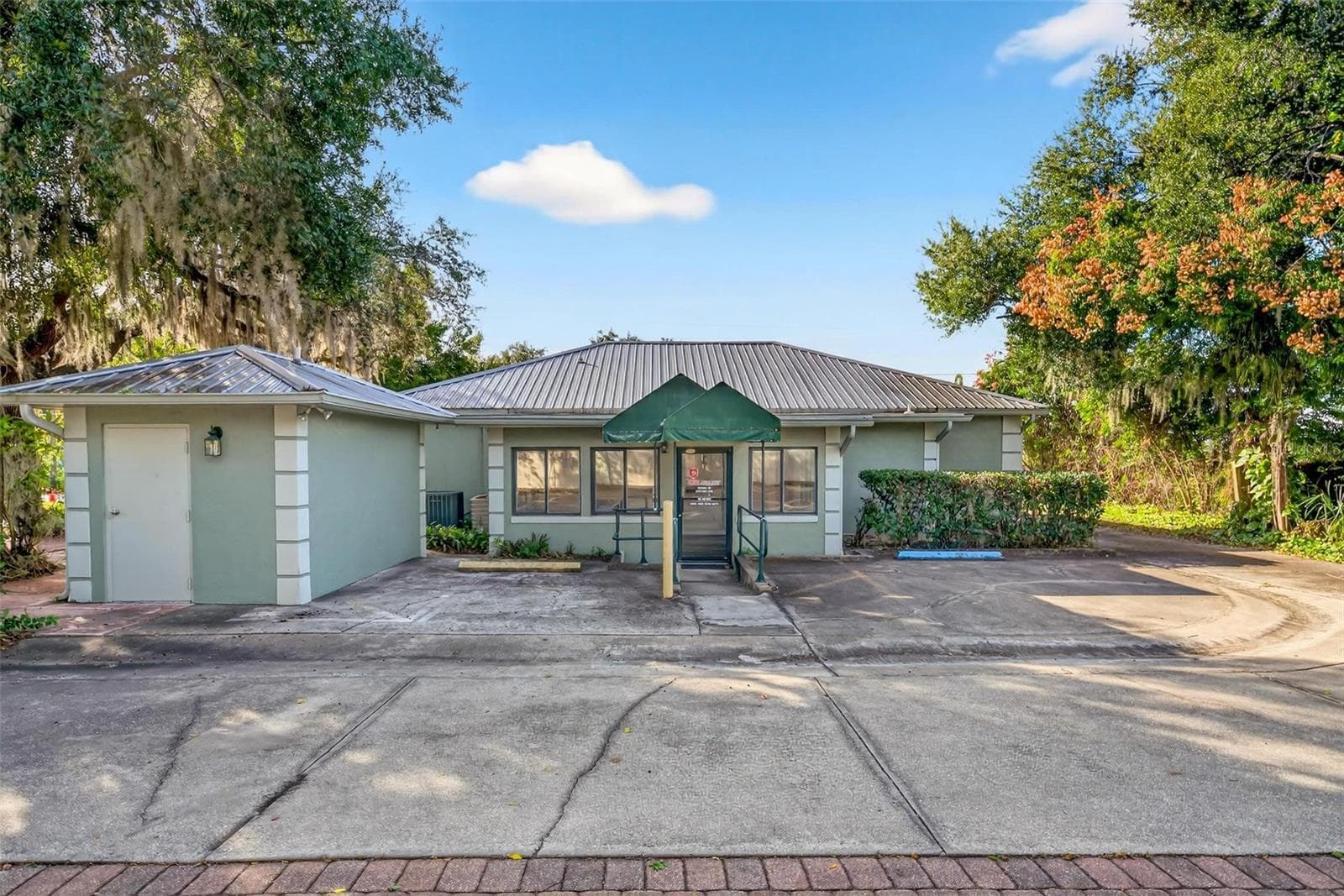 Unaltered shot - front of building. - 1318 S EUSTIS ST, EUSTIS