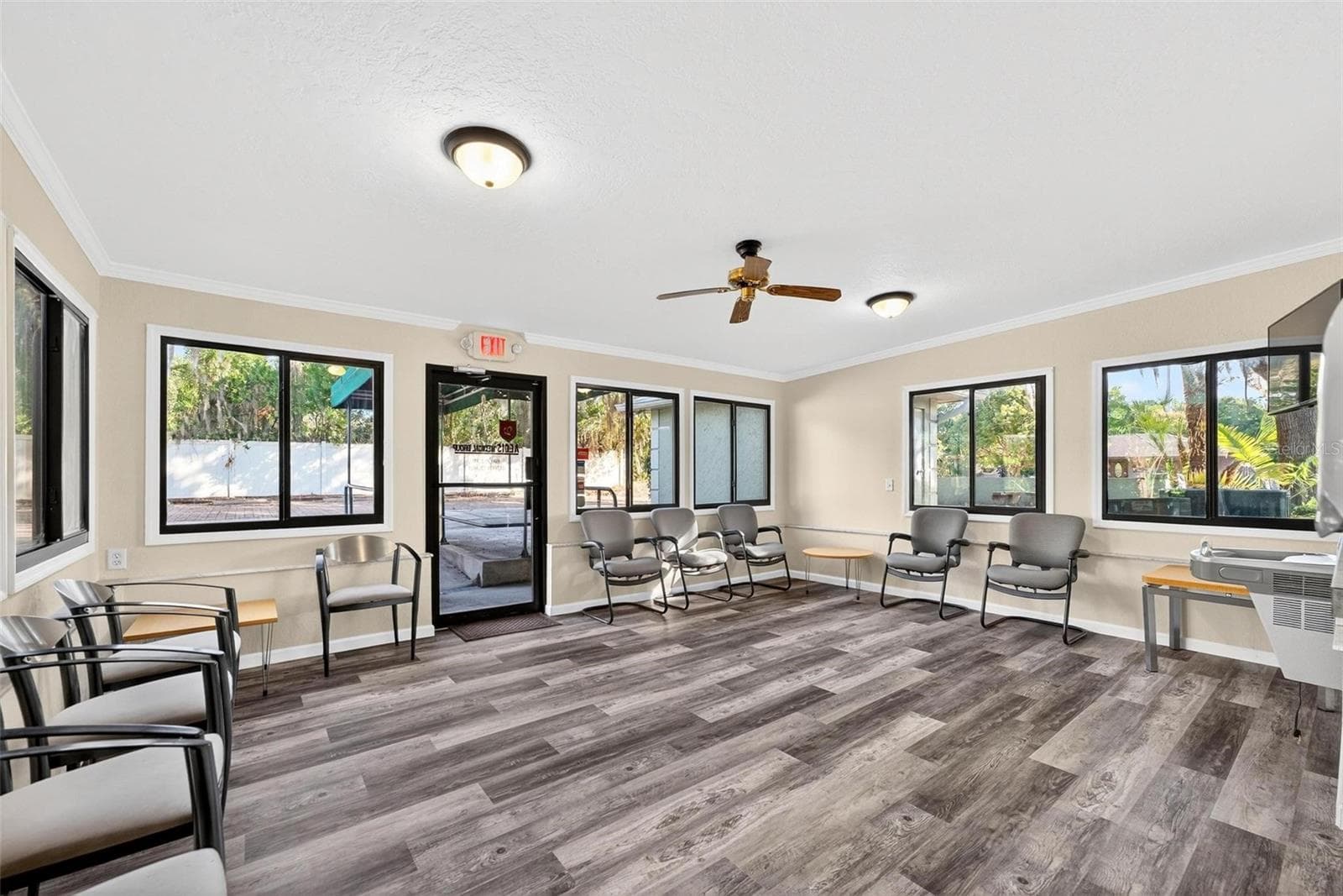 Waiting room - 1318 S EUSTIS ST, EUSTIS