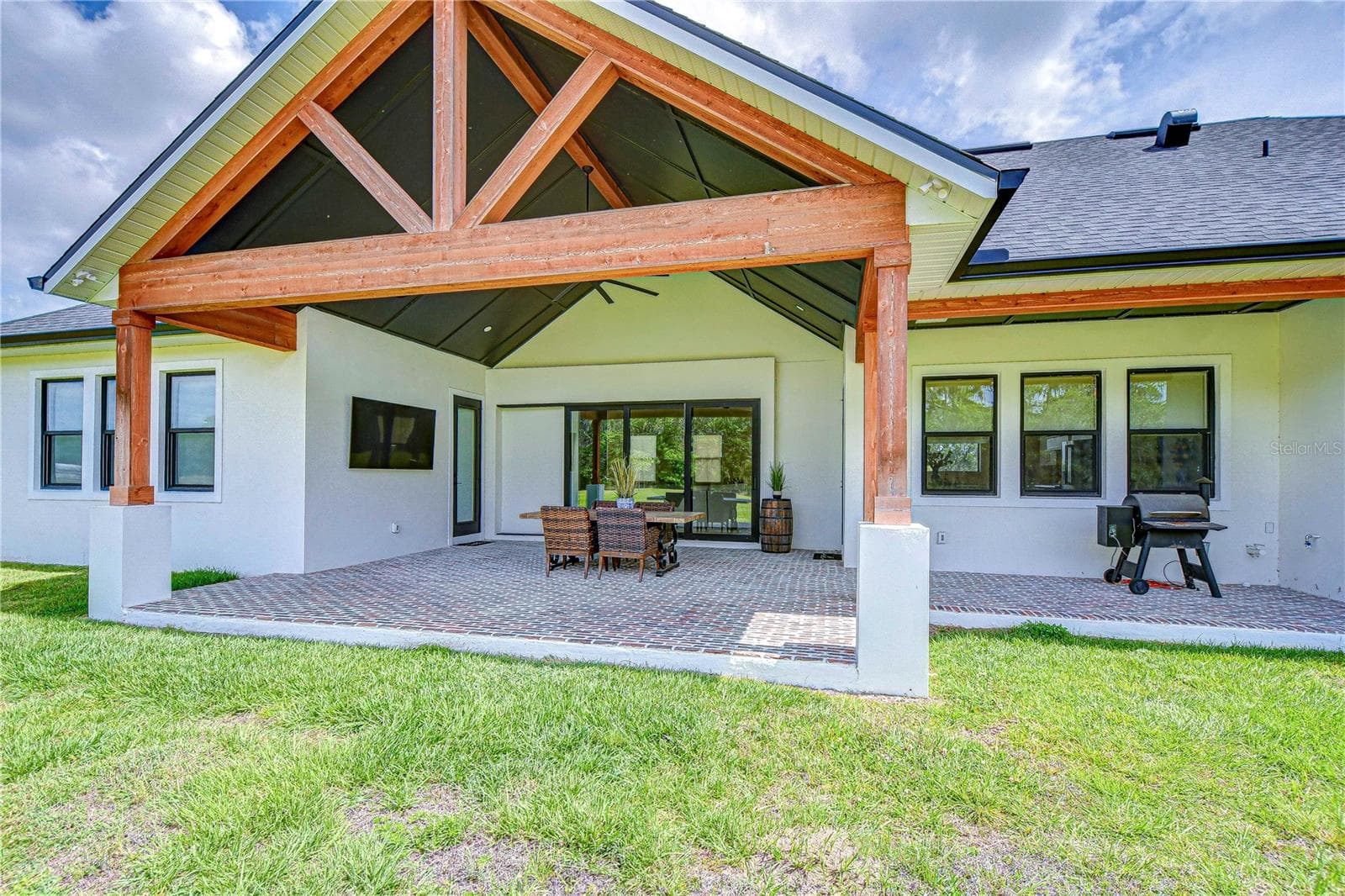 White brick front porch - 111 ALAFIA ESTATES LN, LITHIA
