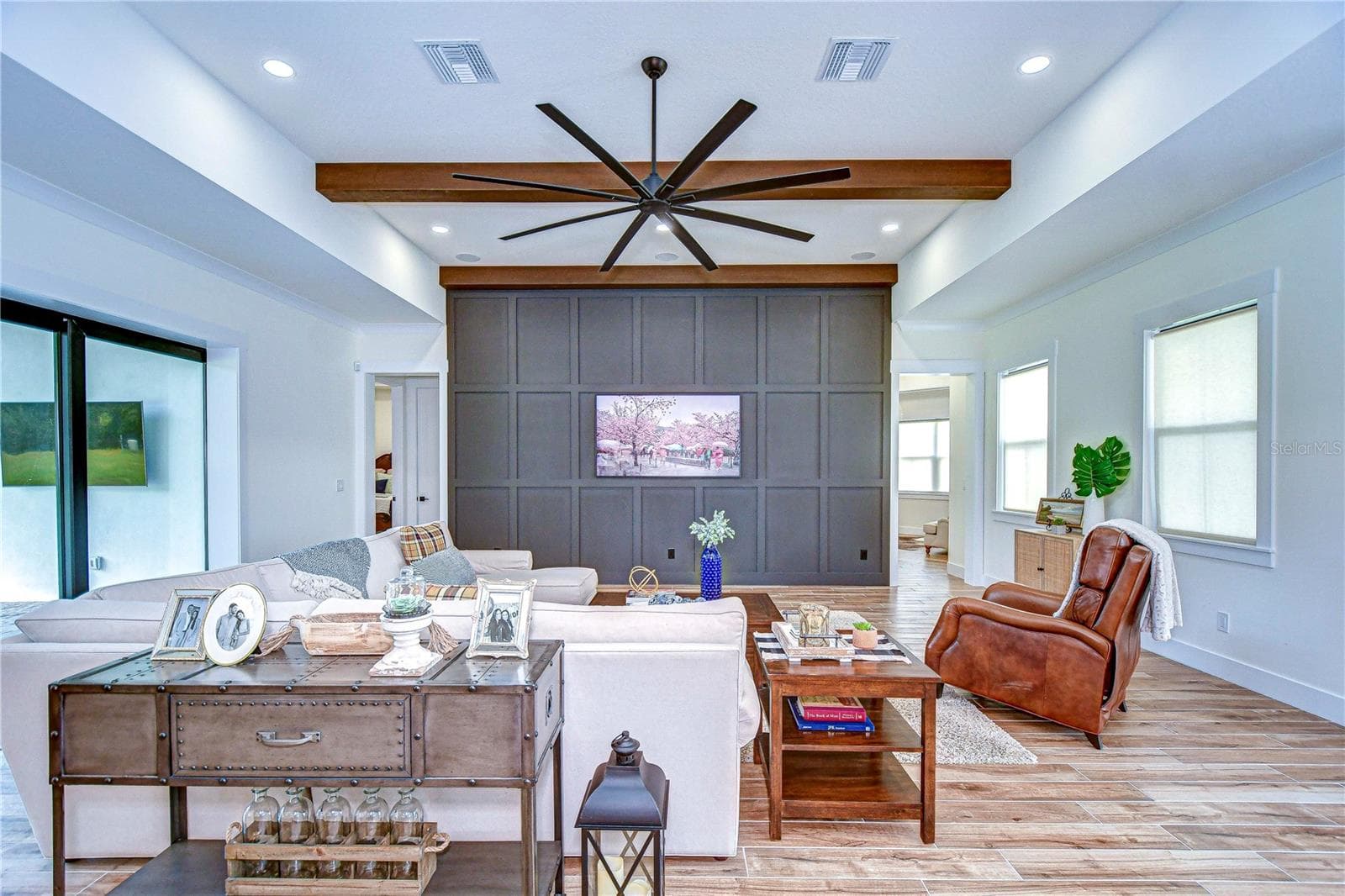 Soaring ceilings living rooms - 111 ALAFIA ESTATES LN, LITHIA