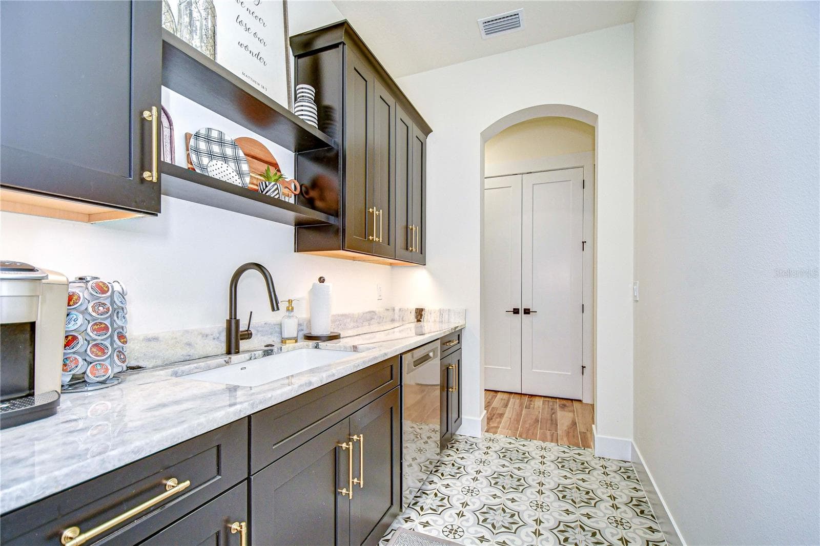 Built-in kitchen cabinets - 111 ALAFIA ESTATES LN, LITHIA