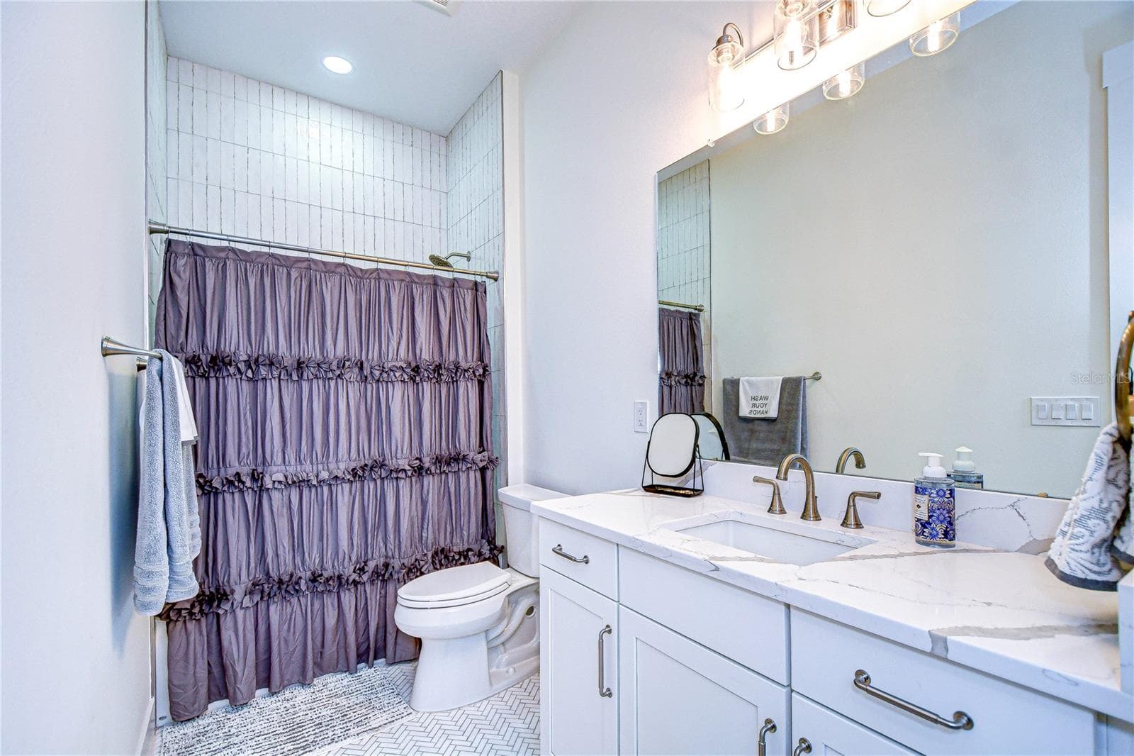 Full bath adjacent to the other bedroom - 111 ALAFIA ESTATES LN, LITHIA