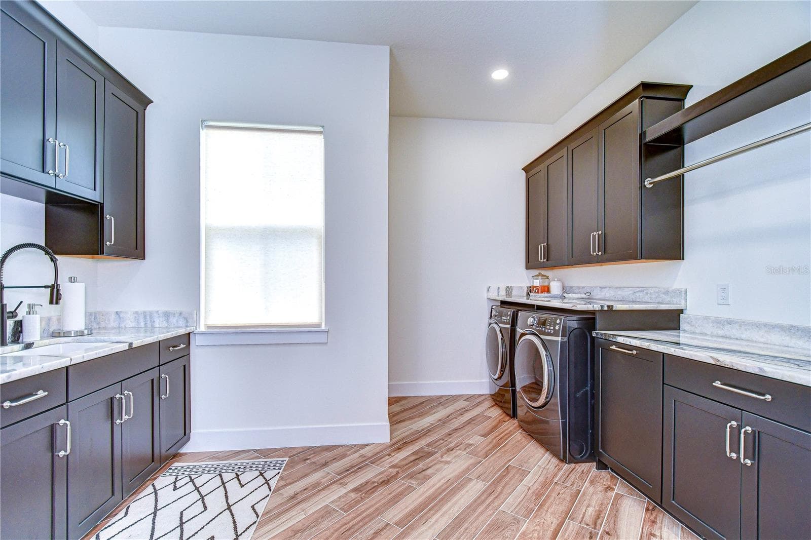 HUGE custom laundry room - 111 ALAFIA ESTATES LN, LITHIA