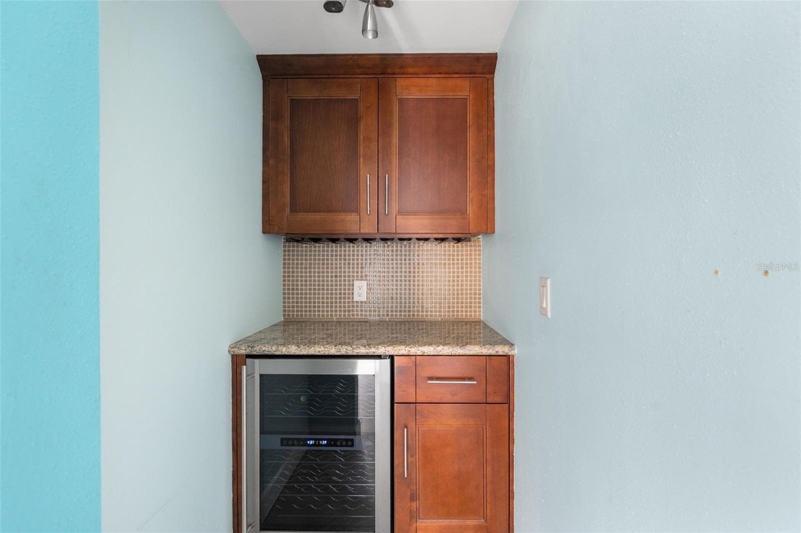 Butler pantry with wine chiller - 1501 GULF BLVD #603, CLEARWATER BEACH