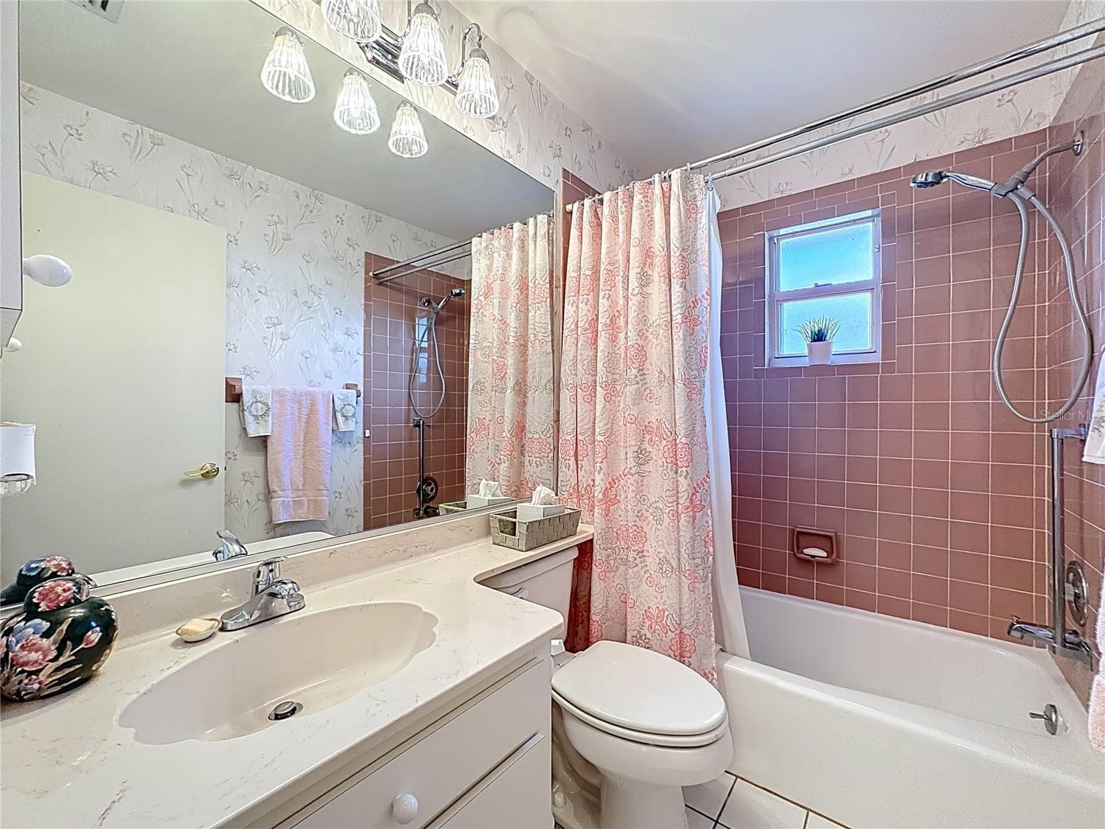 Guest bathroom. Separate pocket door to enclose the bathroom with guest bedroom offering full privacy for overnight guests. - 5611 GARDEN LAKES DR, BRADENTON