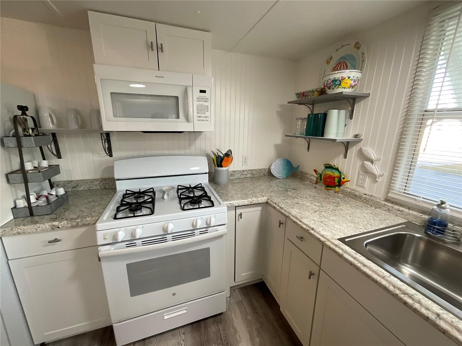 Newer range oven and microwave - 6580 SEMINOLE BLVD #510, SEMINOLE