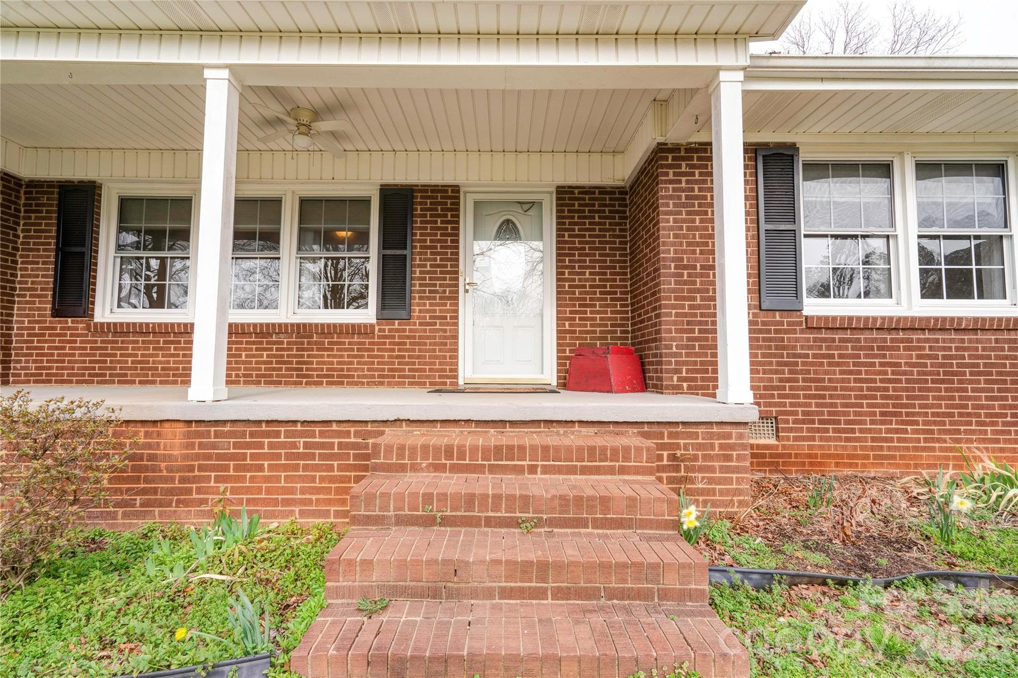 Covered Front Porch - 2926 Lake Drive, Shelby
