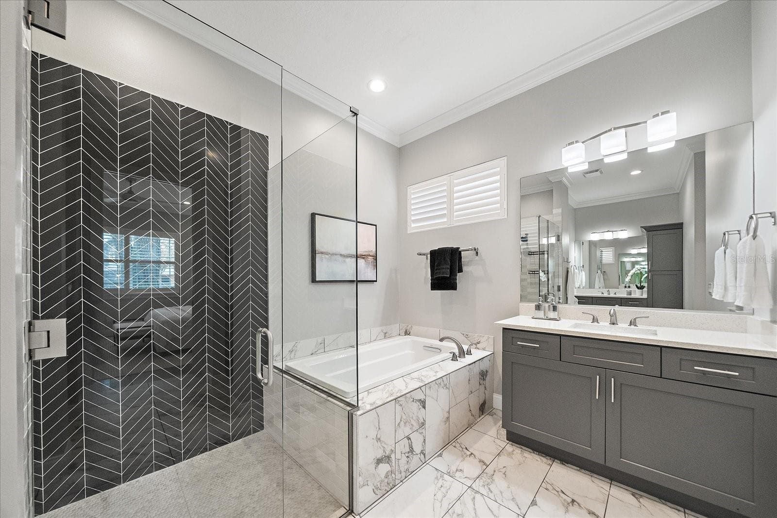 Dual vanities & private water closet, separate shower/tub - 2207 WISTERIA ST, SARASOTA