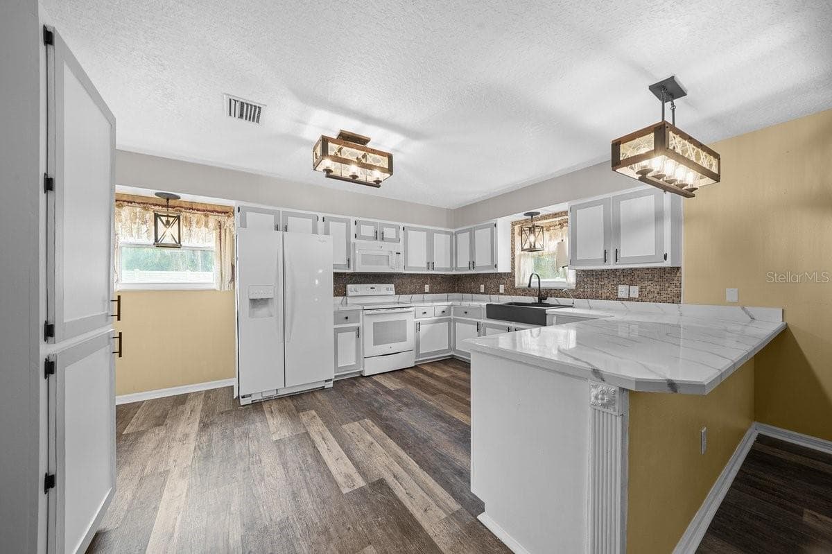 Refinished Cabinets - 12575 W FOSS GROVES PATH, INGLIS