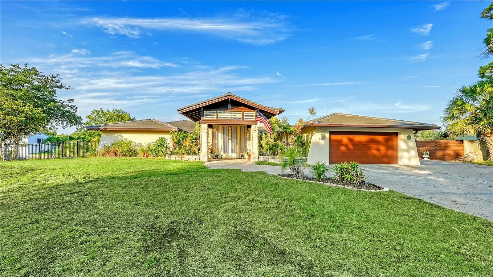 Single Family Residence at 5500 MERRIMAC DR, SARASOTA, photo 4 of 61