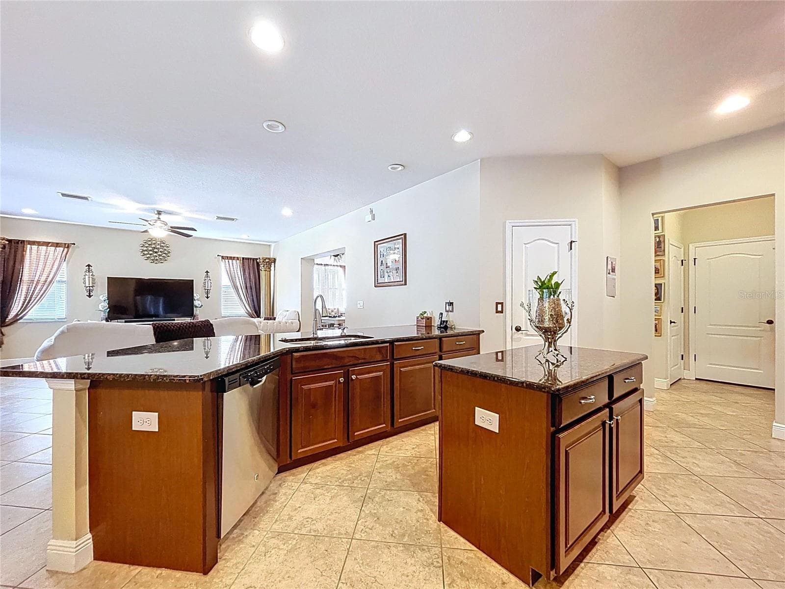 Single Family Residence at 15246 ANGUILLA ISLE AVE, TAMPA, photo 27 of 97