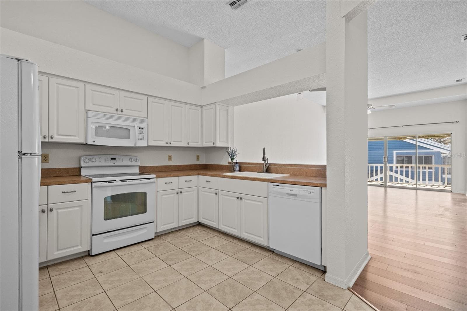 Condominium at 2014 GOLFVIEW DR #2014, TARPON SPRINGS, photo 9 of 34