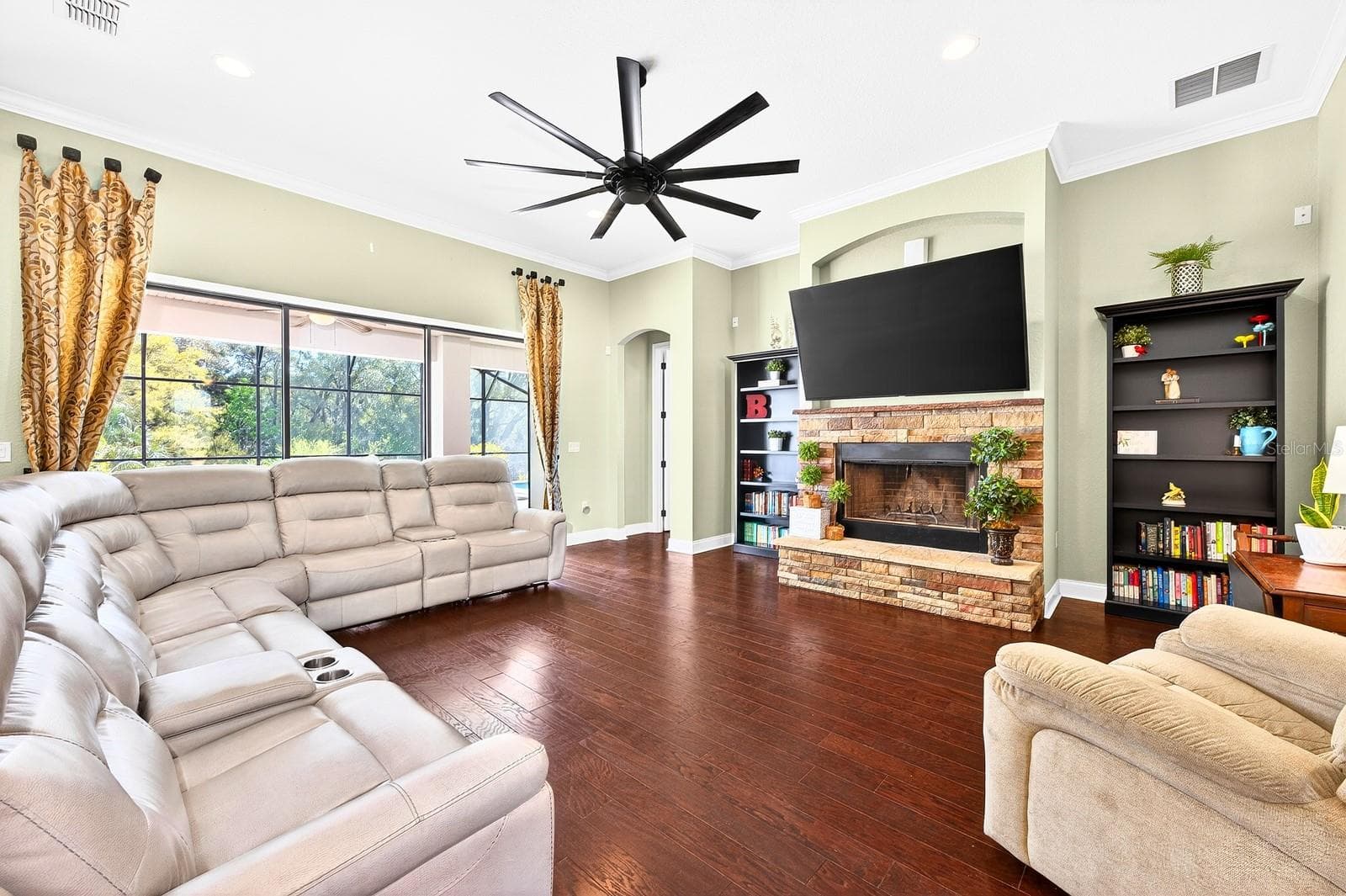 Inside, elevated design details are found everywhere you turn, including CROWN MOLDING throughout, ENGINEERED HARDWOOD flooring in the main living areas, and a light, bright OPEN CONCEPT layout designed for both everyday living and entertaining. - 27324 GRAND OAK LN, TAVARES