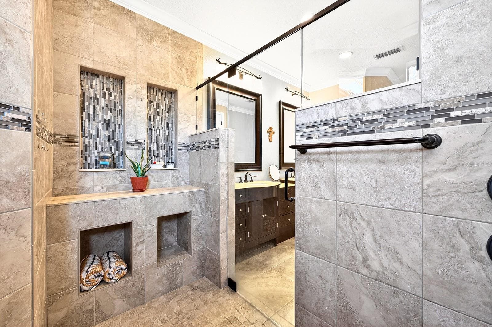 Primary en-suite bath custom shower. - 27324 GRAND OAK LN, TAVARES