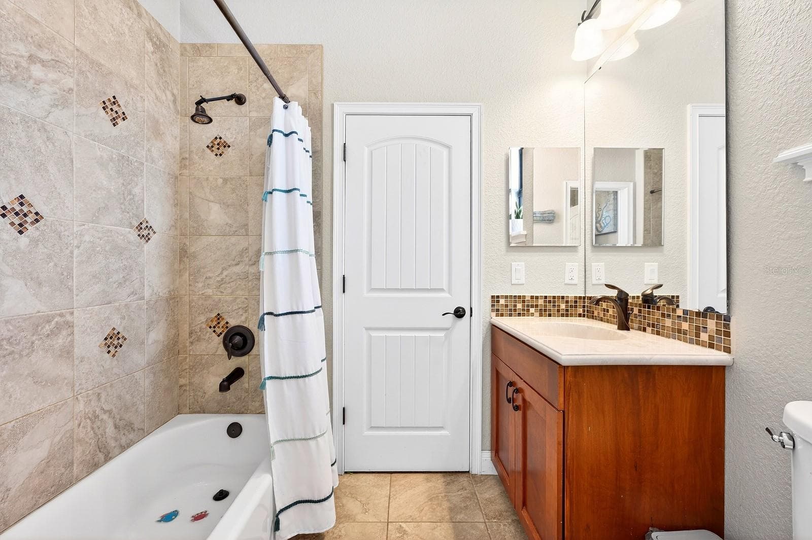 Jack & Jill Bath. - 27324 GRAND OAK LN, TAVARES
