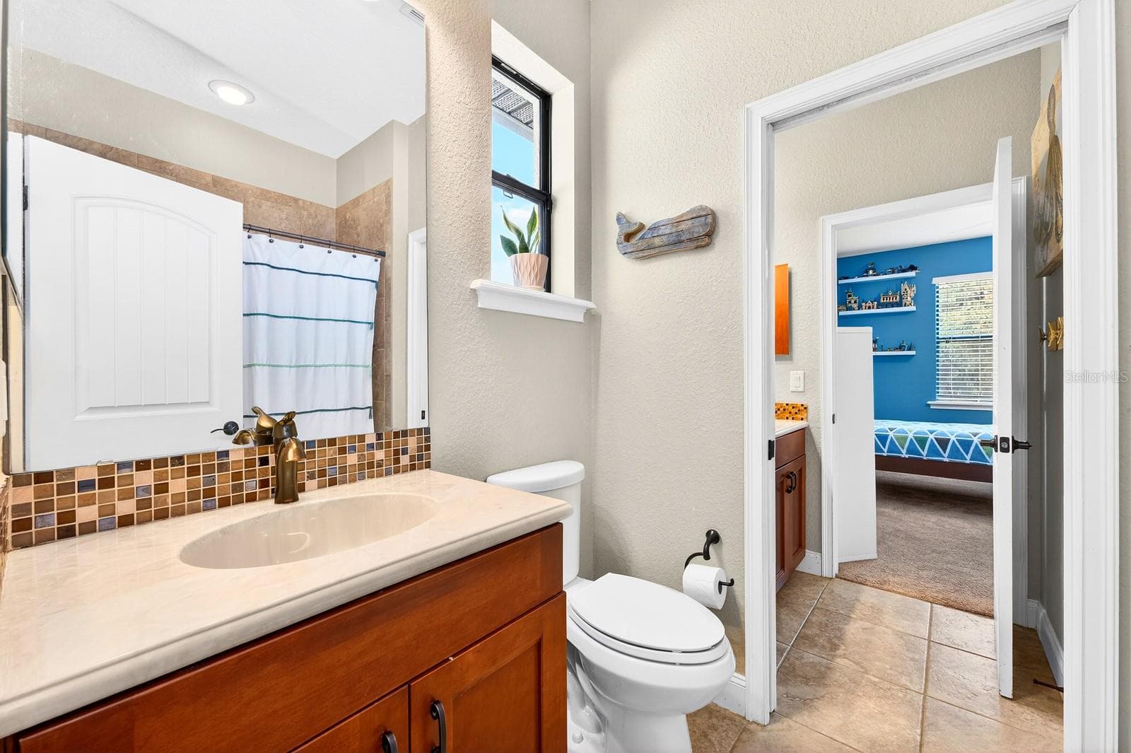 Jack & Jill Bath. - 27324 GRAND OAK LN, TAVARES