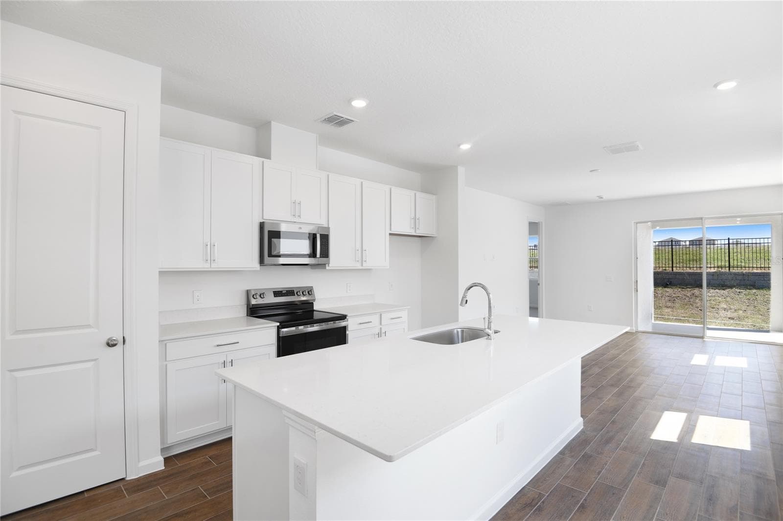 Single Family Residence at 6373 CLOVER ST, LAKE HAMILTON, photo 5 of 19