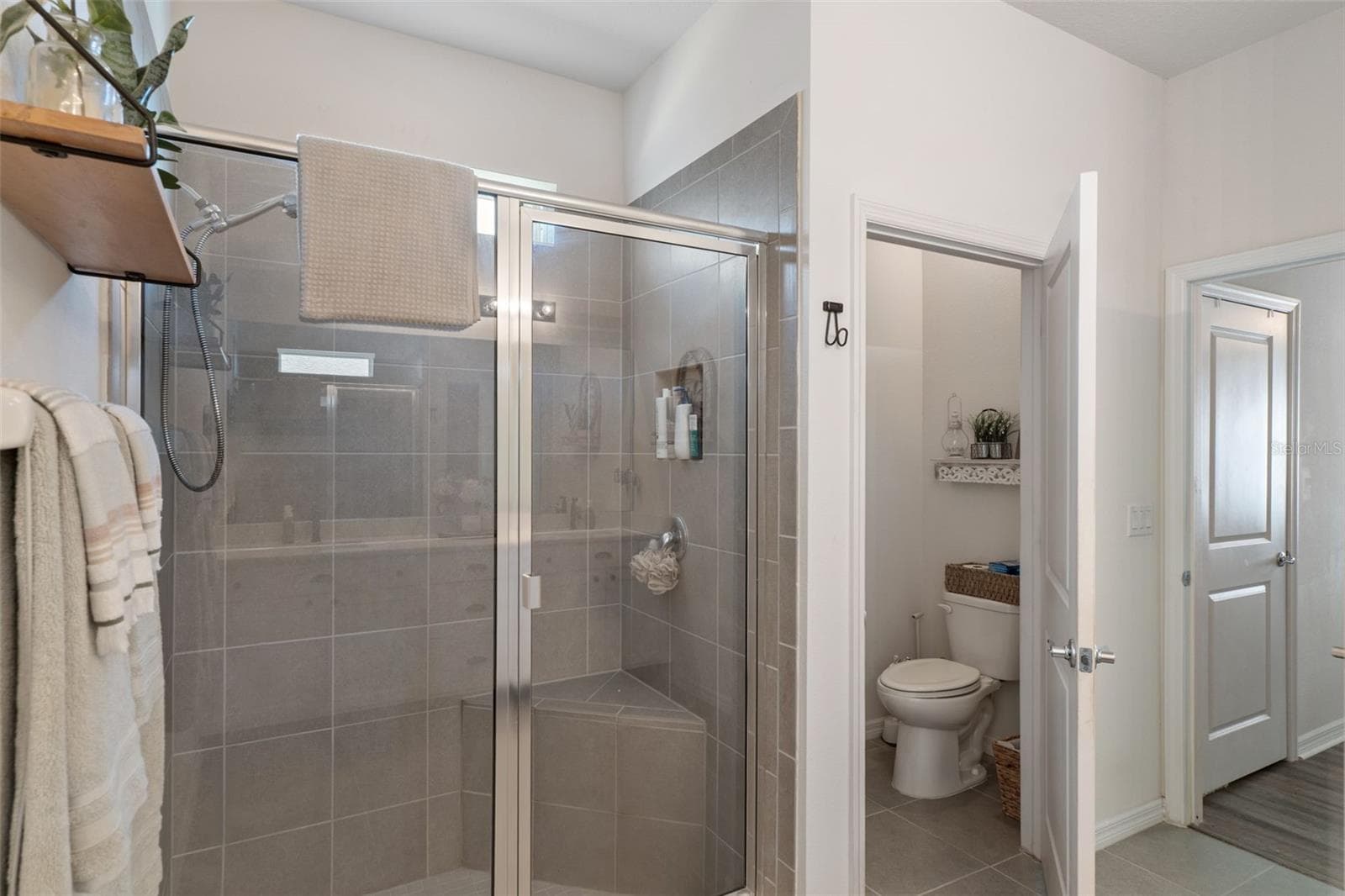 Walk in shower - 17807 GARSALASO CIR, BROOKSVILLE