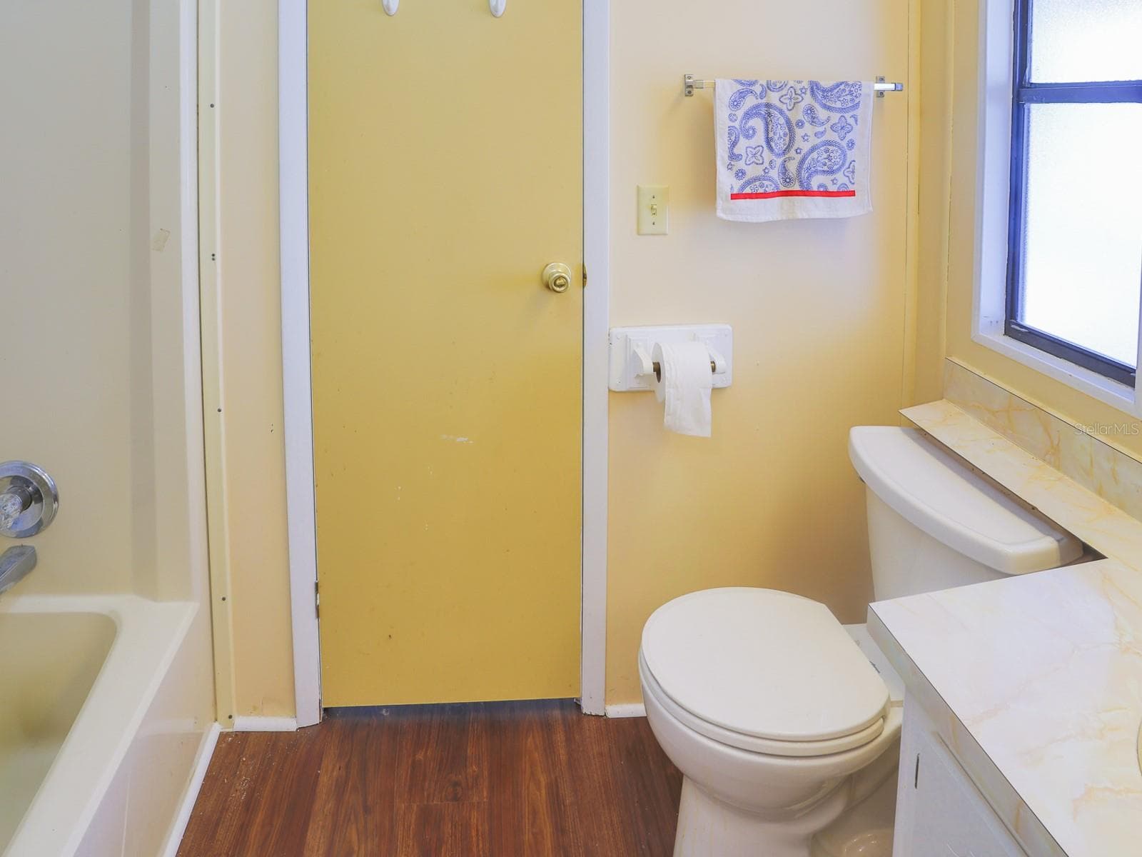 Hall bathroom that adjoins the 2nd bedroom. - 2055 S FLORAL AVE #238, BARTOW