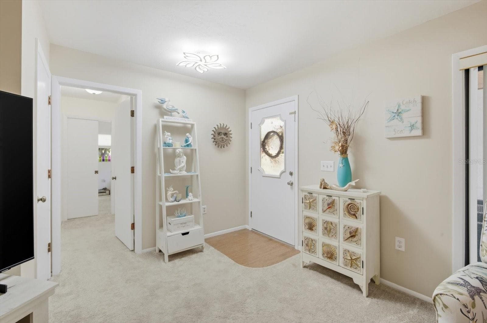 Open Floor Plan to Guest Ensuite. Door for privacy. - 6108 PENNY LN, BRADENTON