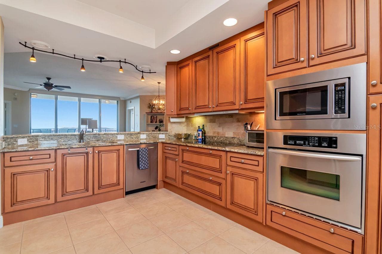 Kitchen - 5823 BOWEN DANIEL DR #604, TAMPA