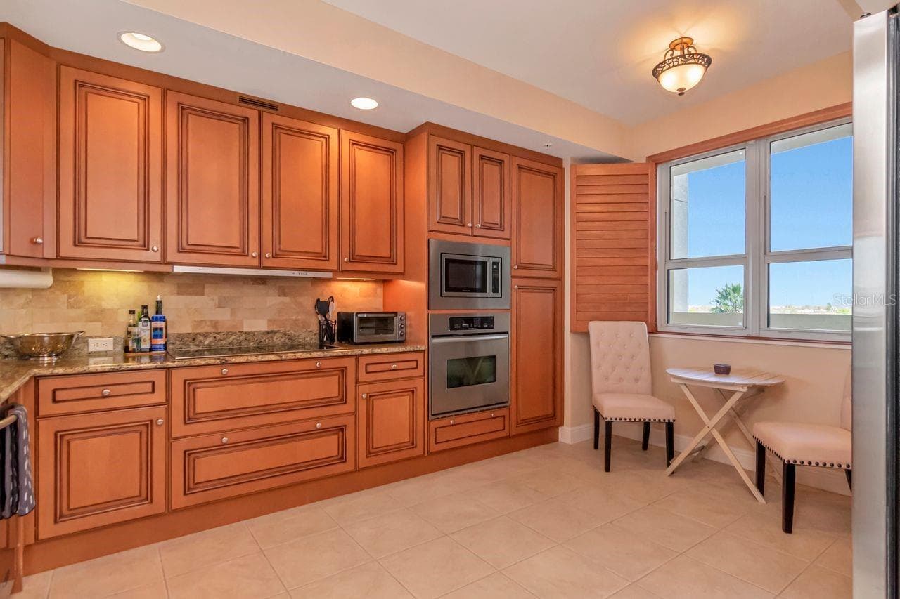 Kitchen - 5823 BOWEN DANIEL DR #604, TAMPA