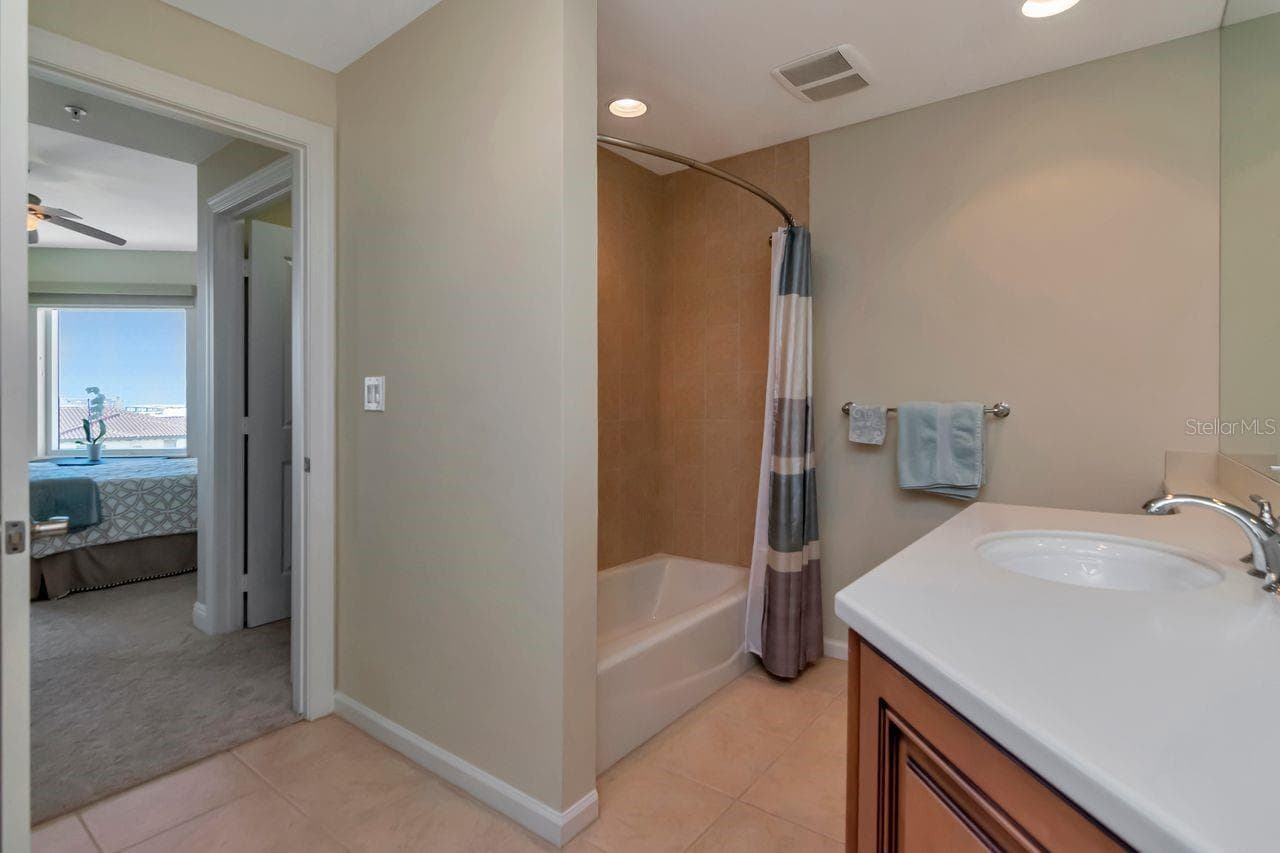 Bathroom 2 - 5823 BOWEN DANIEL DR #604, TAMPA