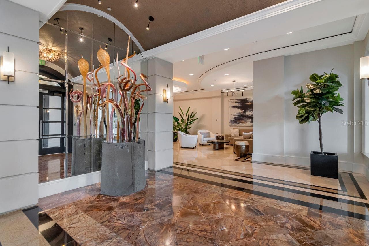 Castillo Lobby - 5823 BOWEN DANIEL DR #604, TAMPA