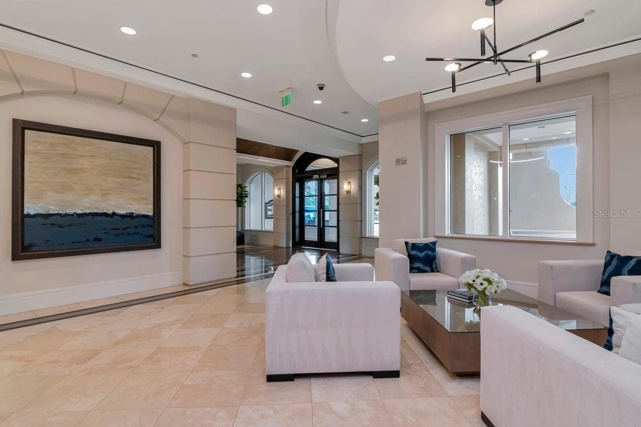 Castillo Lobby - 5823 BOWEN DANIEL DR #604, TAMPA