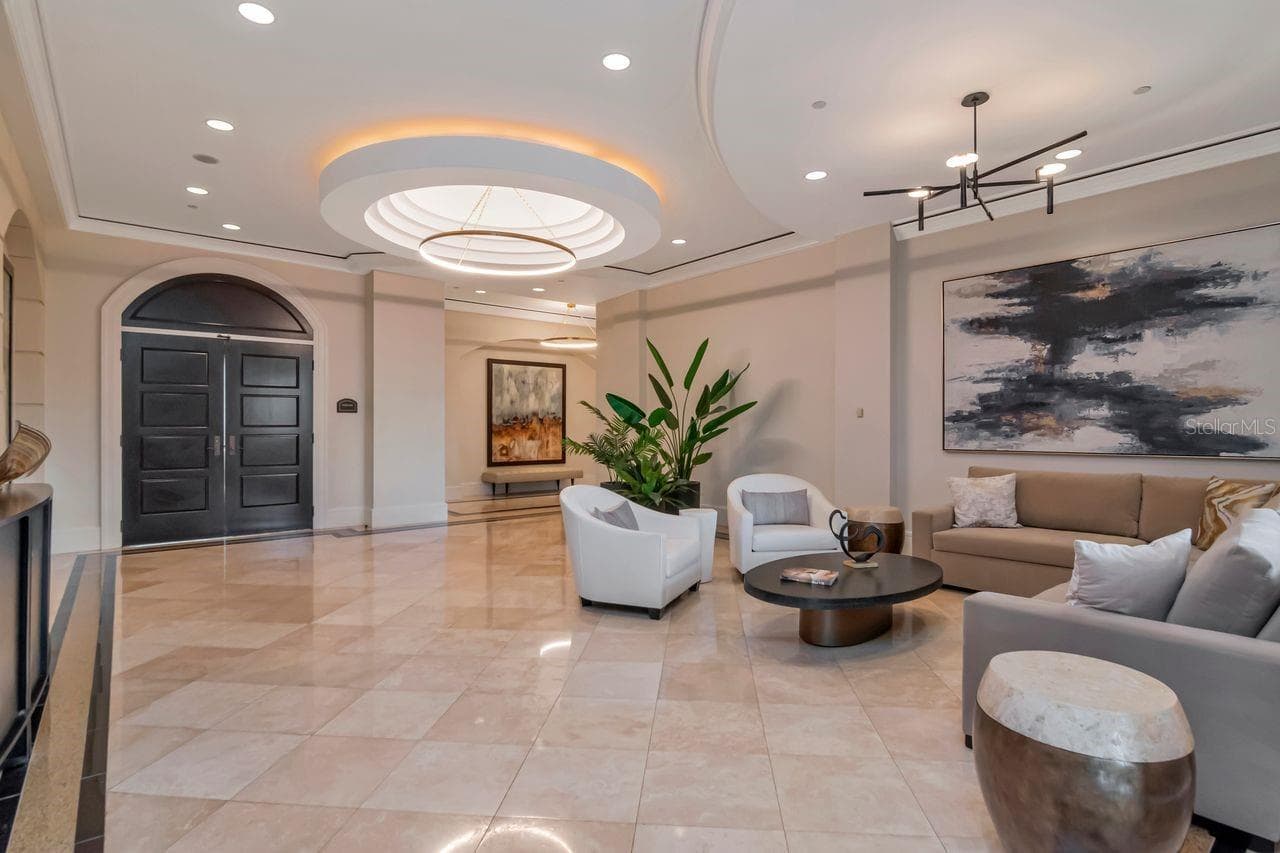Castillo Lobby - 5823 BOWEN DANIEL DR #604, TAMPA