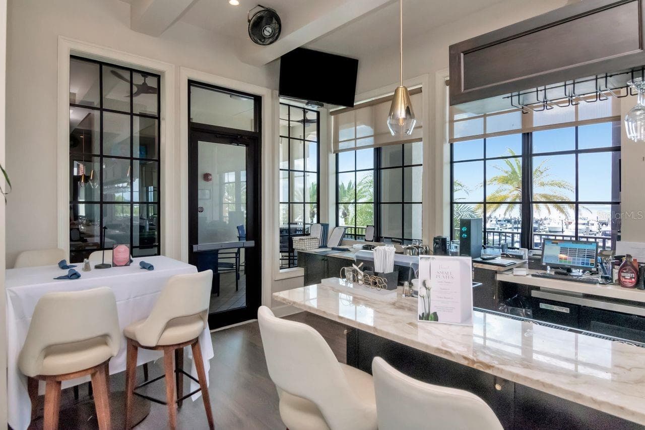 Bay Club Bar - 5823 BOWEN DANIEL DR #604, TAMPA