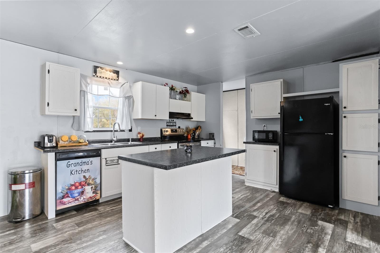 Manufactured Home at 40545 STEWART RD, ZEPHYRHILLS, photo 9 of 24