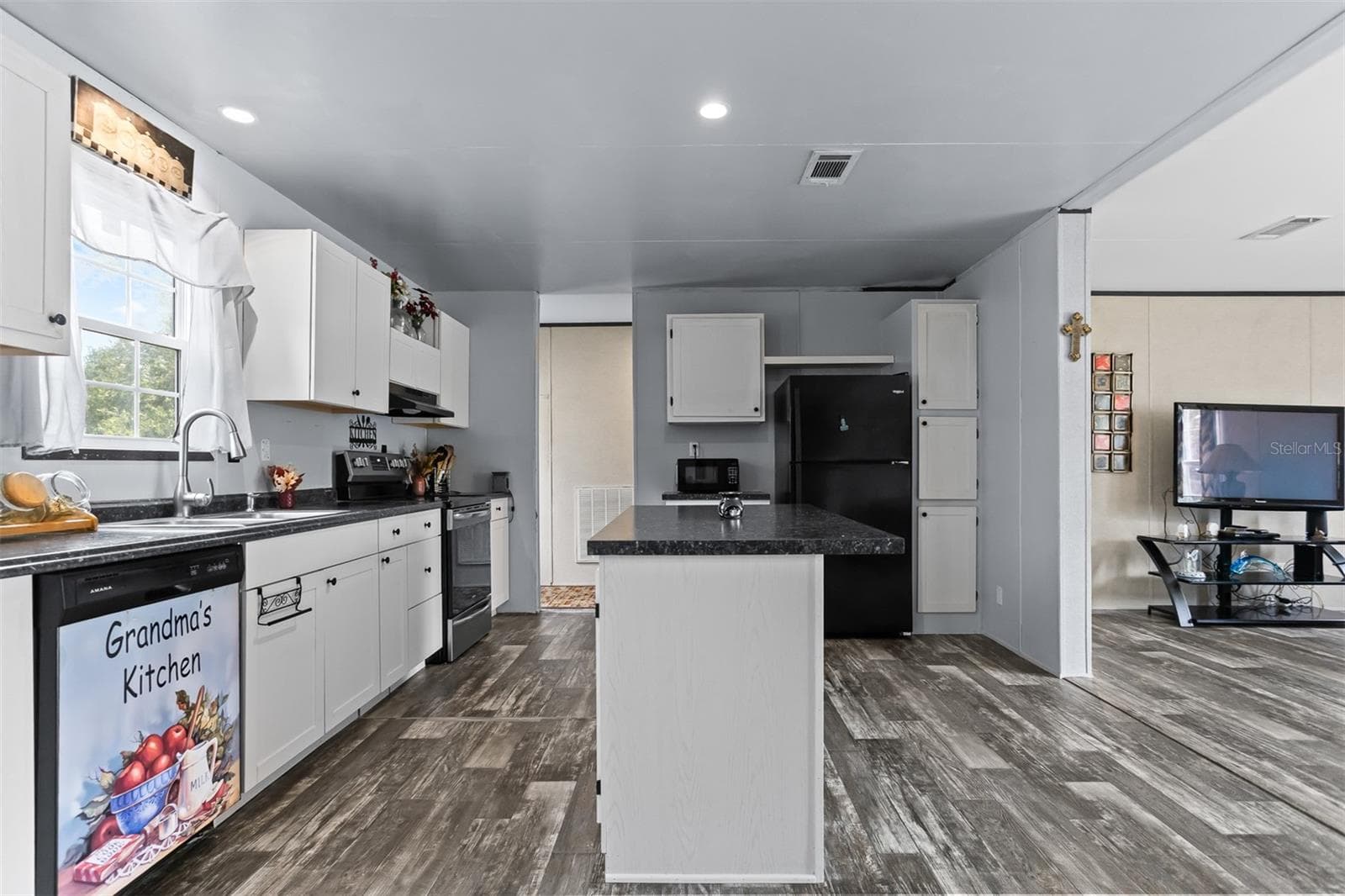 Manufactured Home at 40545 STEWART RD, ZEPHYRHILLS, photo 10 of 24