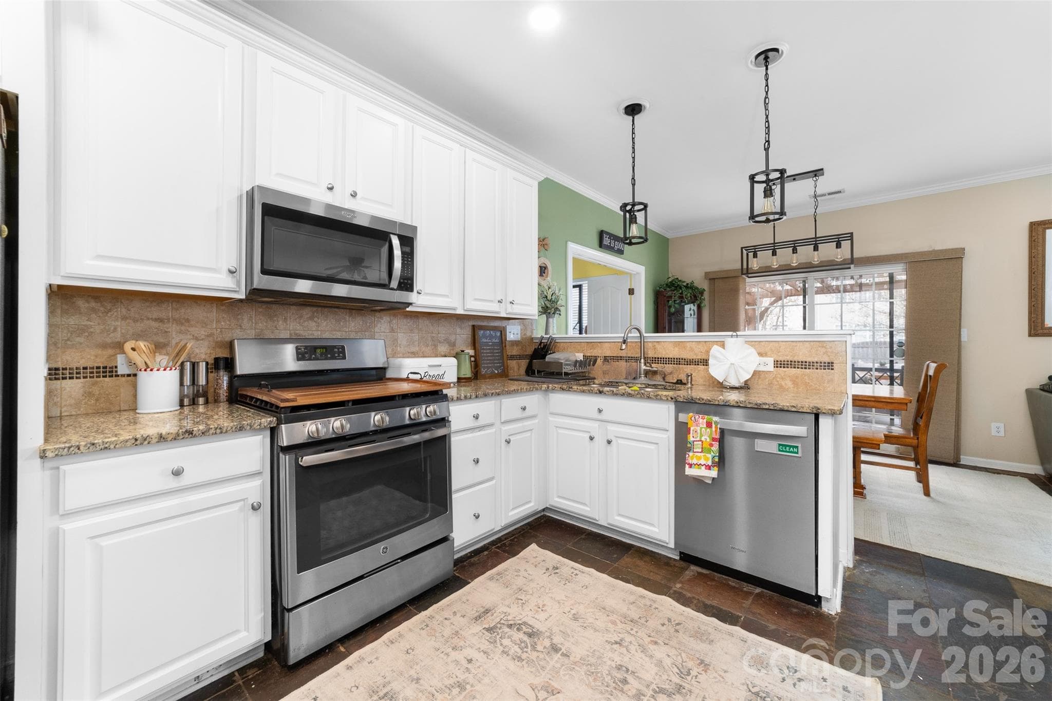 open kitchen to large breakfast space - Charlotte