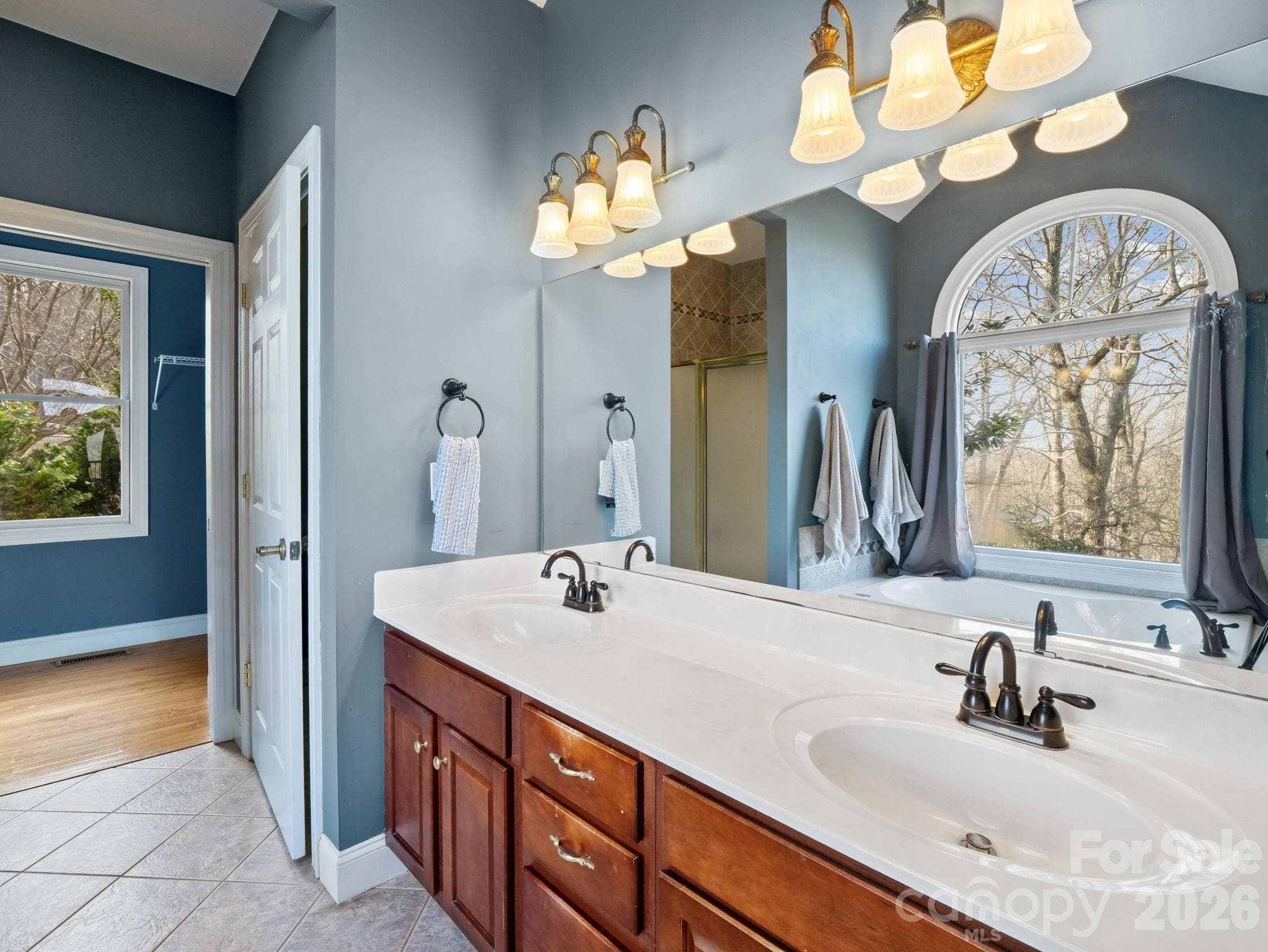 Ensuite bath - 308 Bluebird Road, Lake Lure