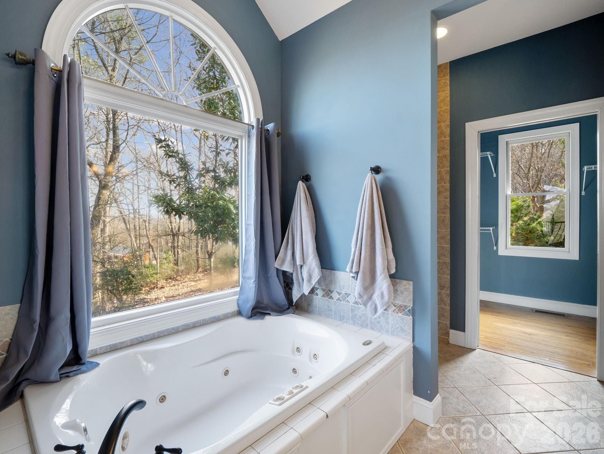 Deep jet tub - 308 Bluebird Road, Lake Lure
