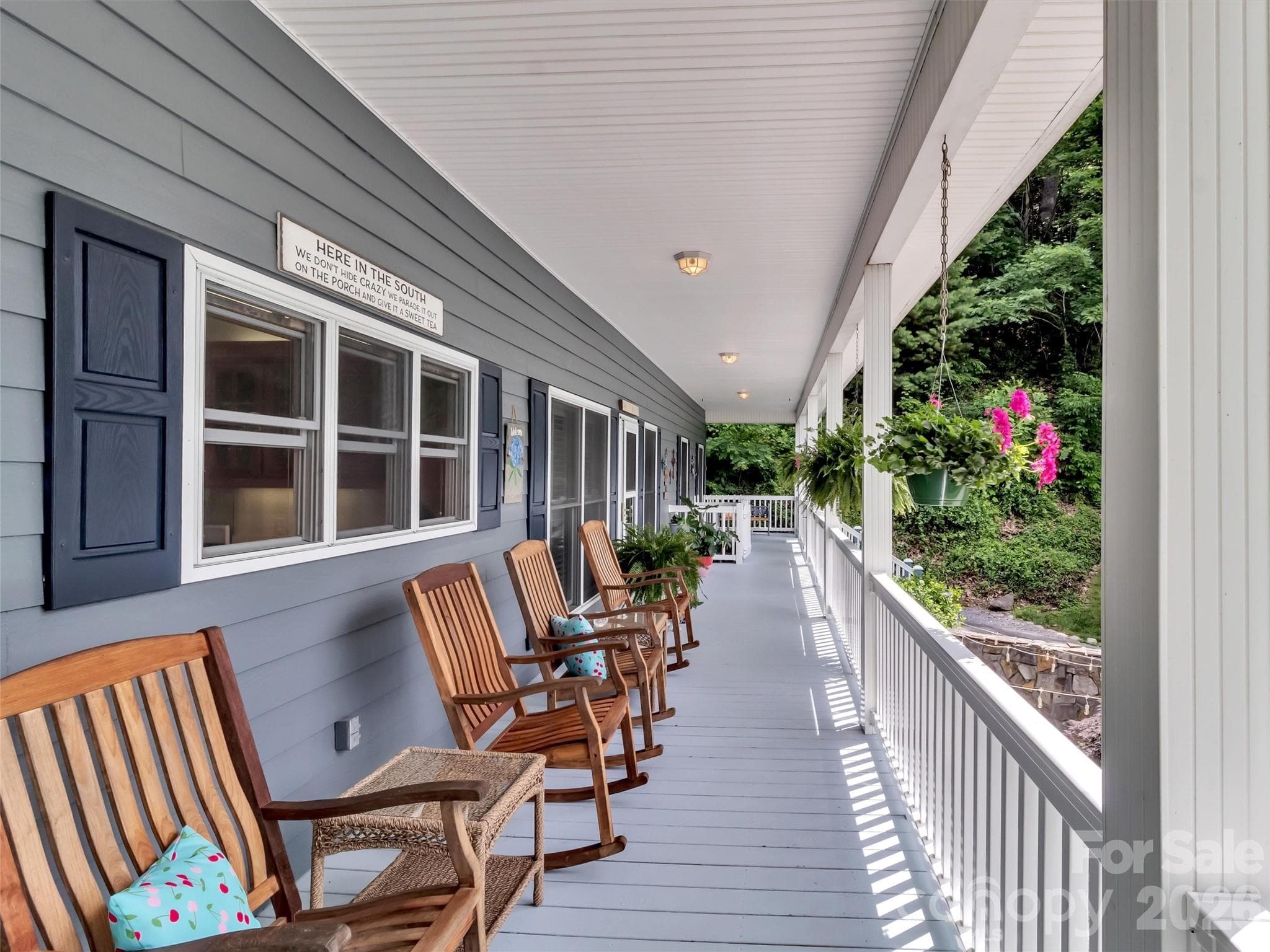Fabulous Covered Porch - Maggie Valley