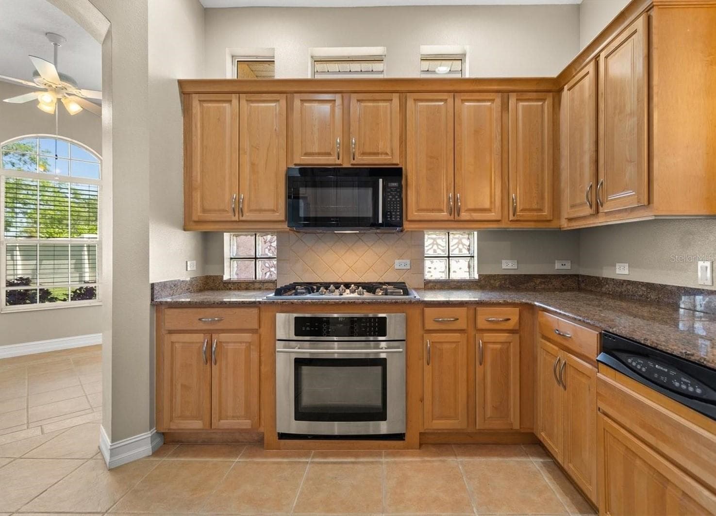 gas stove & plenty of cabinets - 312 11TH AVE E, PALMETTO