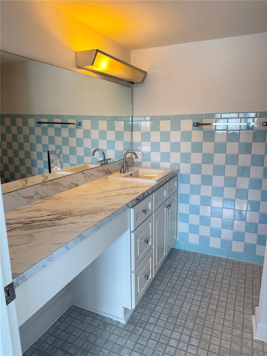 Condominium at 7425 BAY ISLAND DR S #103, SOUTH PASADENA, photo 11 of 28