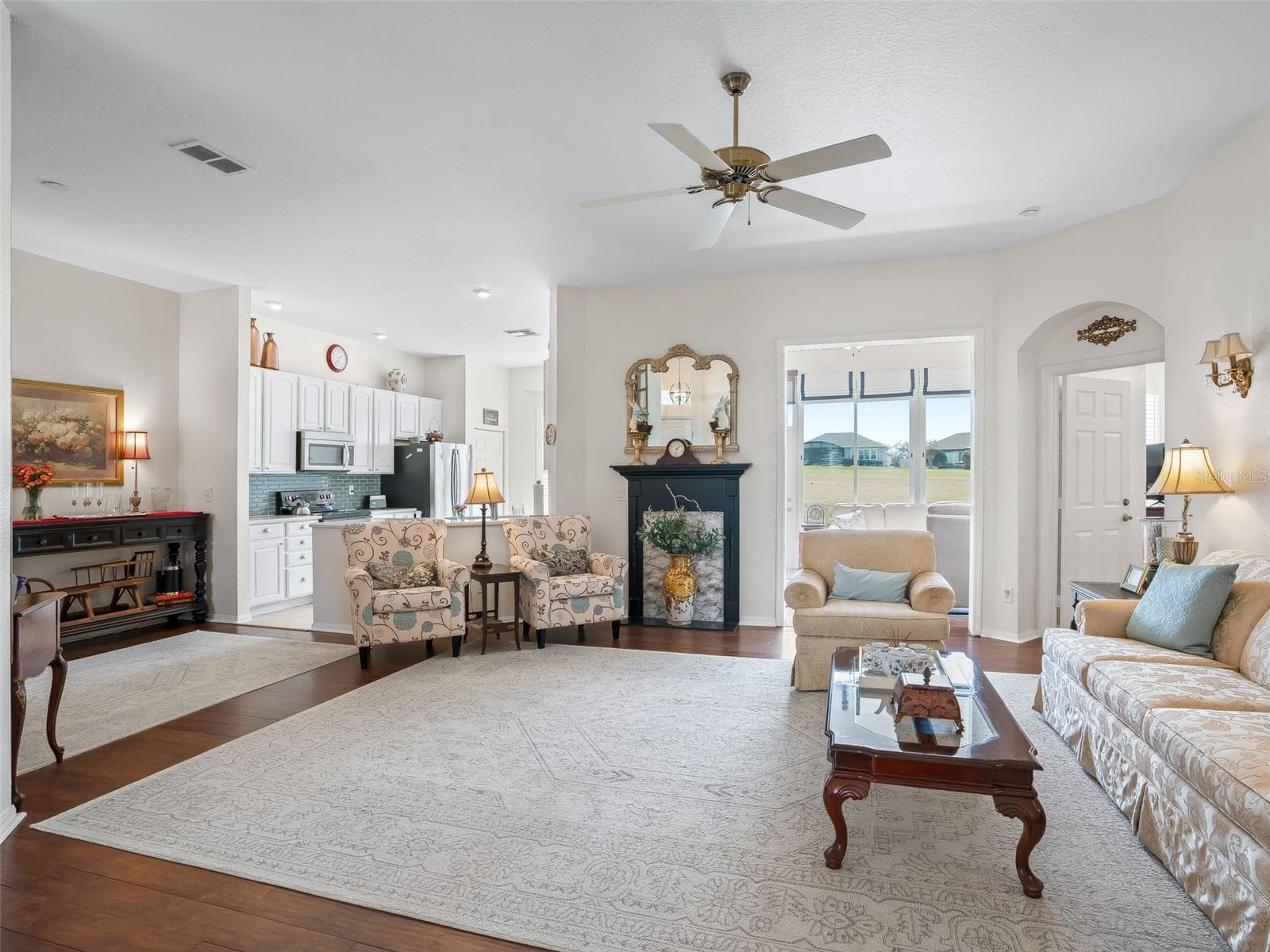 Living area w/Laminate flooring - 11900 SE 178TH ST, SUMMERFIELD