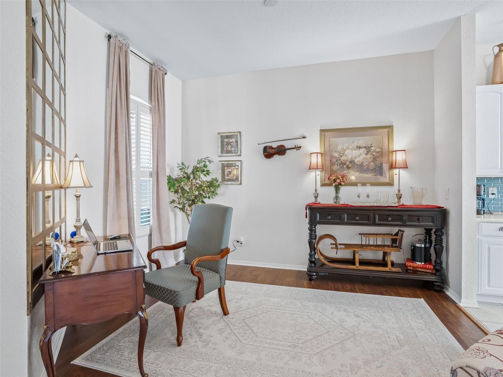 Sitting area w/Plantation Shutters - 11900 SE 178TH ST, SUMMERFIELD