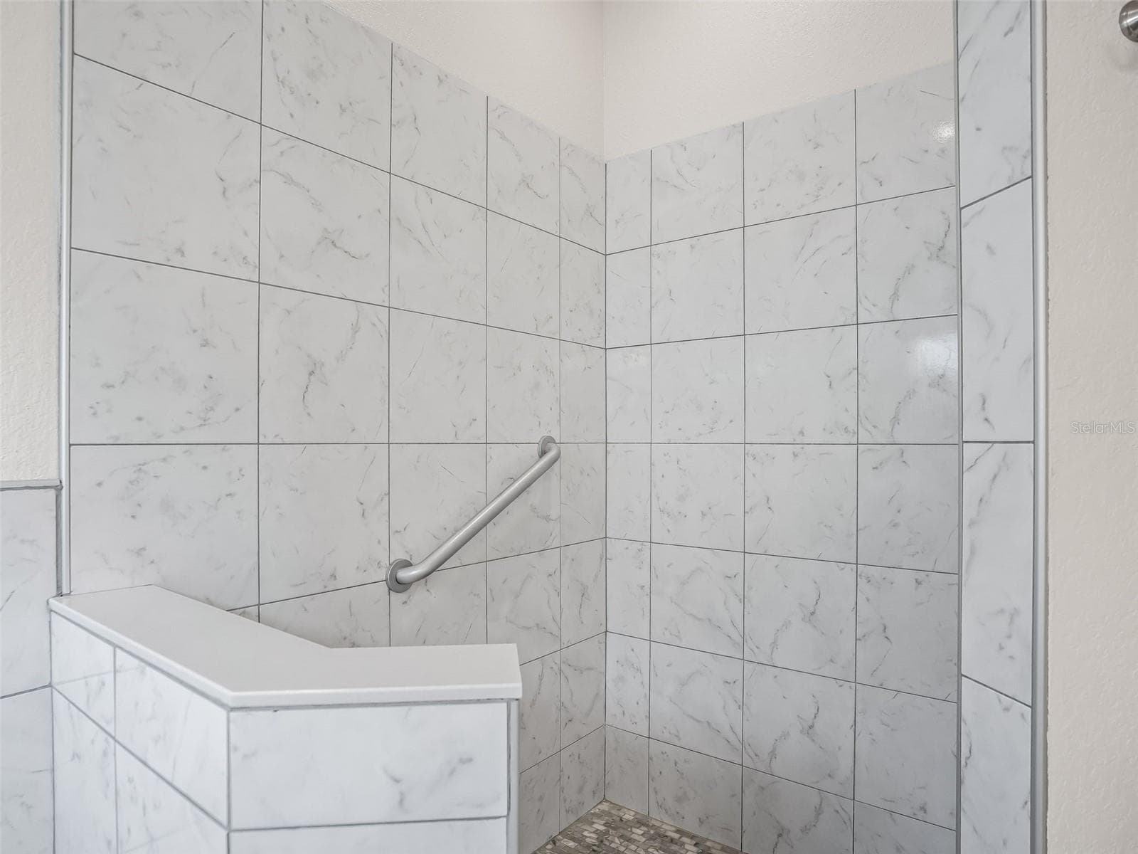 Tiled Walk in Shower w/Bench - 11900 SE 178TH ST, SUMMERFIELD