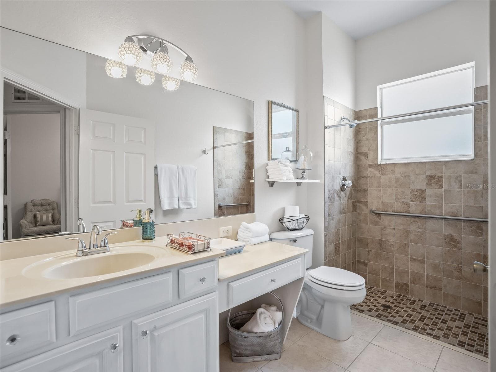 Remodeled Guest bathroom - 11900 SE 178TH ST, SUMMERFIELD