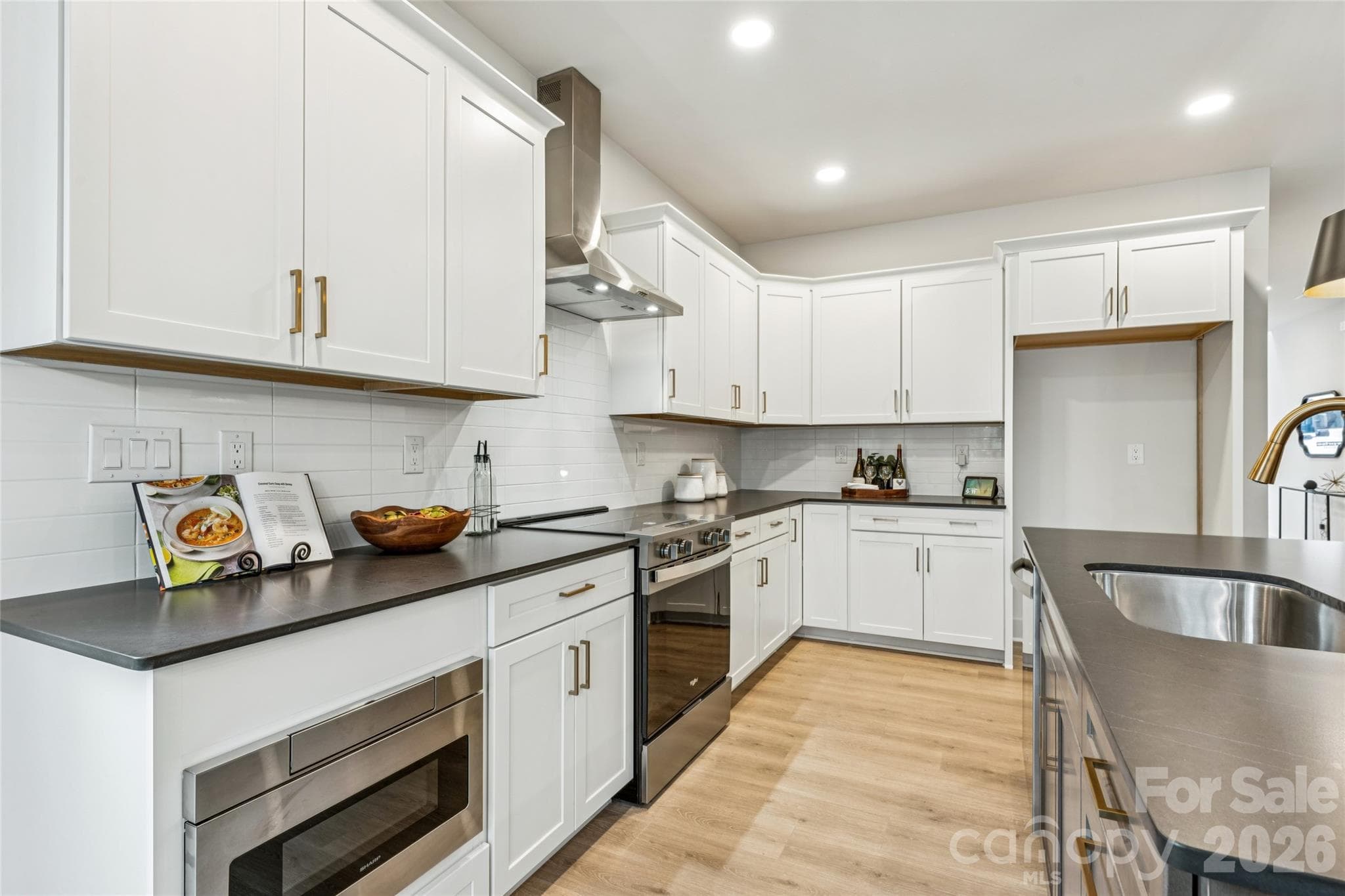 Townhouse at 2416 Crestview Drive, Charlotte, photo 19 of 47