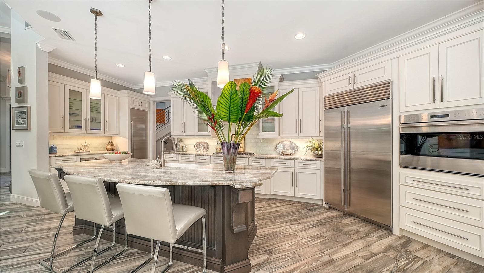 The perfect home for entertaining guests around the kitchen - 1794 CUNLIFF LN, SARASOTA