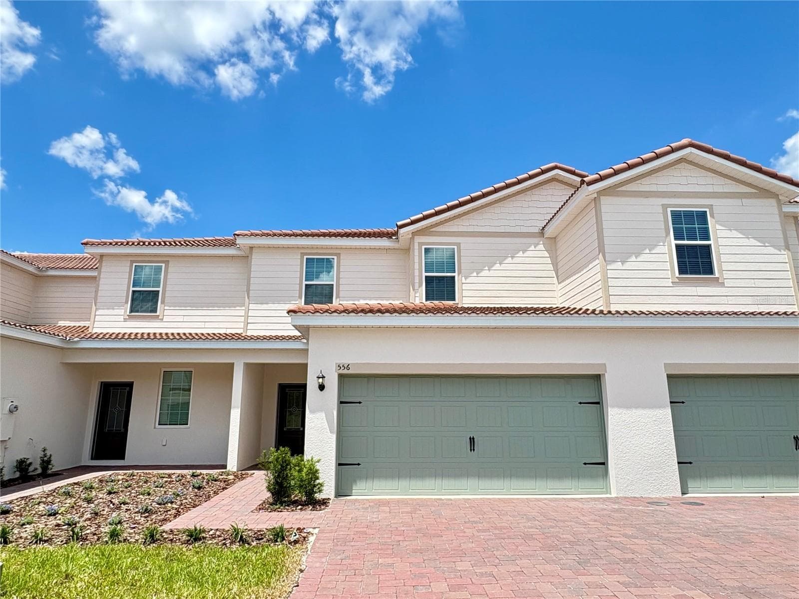 556 BAY LEAF DR