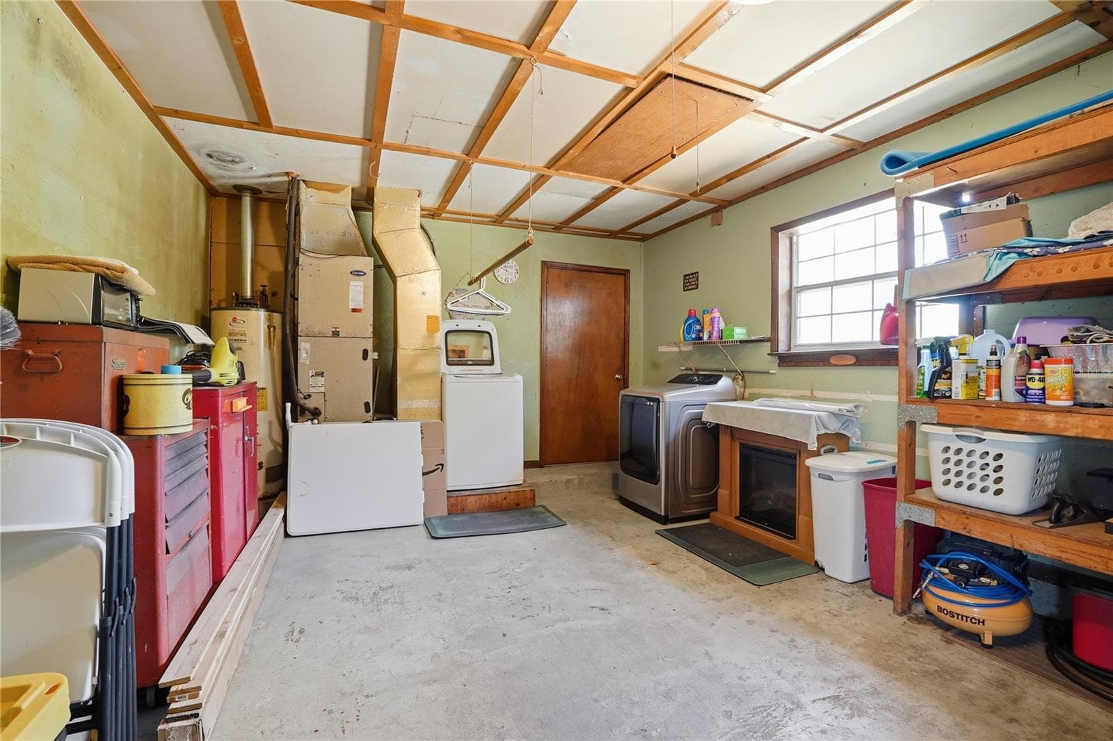 Oversized 1 car garage. - 3131 JUNIPER DR, EDGEWATER